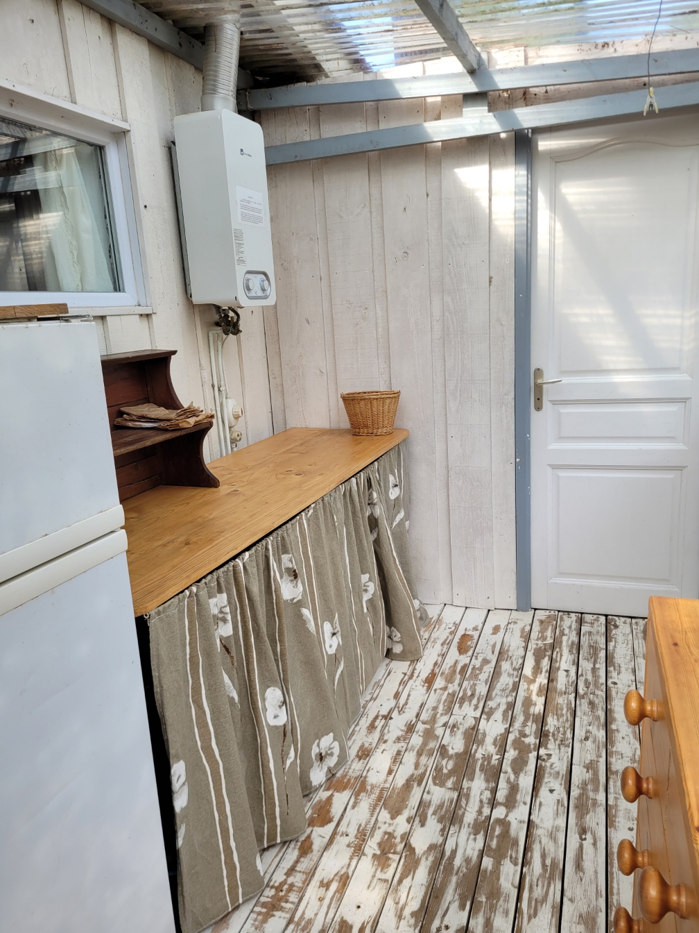 couloir sur terrasse avec plan de travail, vers sdb